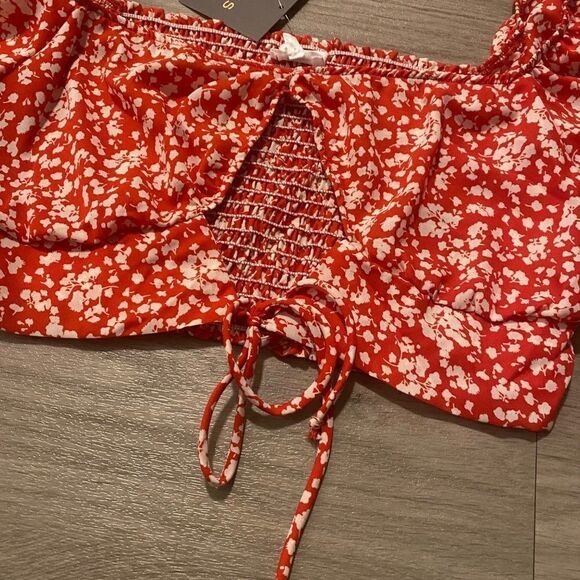 NWT LELIS collection floral short puffed sleeve extra cropped peekaboo top sz Lg - Picture 3 of 7